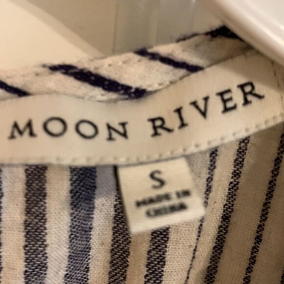 Moon River Size small striped romper With elastic and drawstring waist - Picture 3 of 13